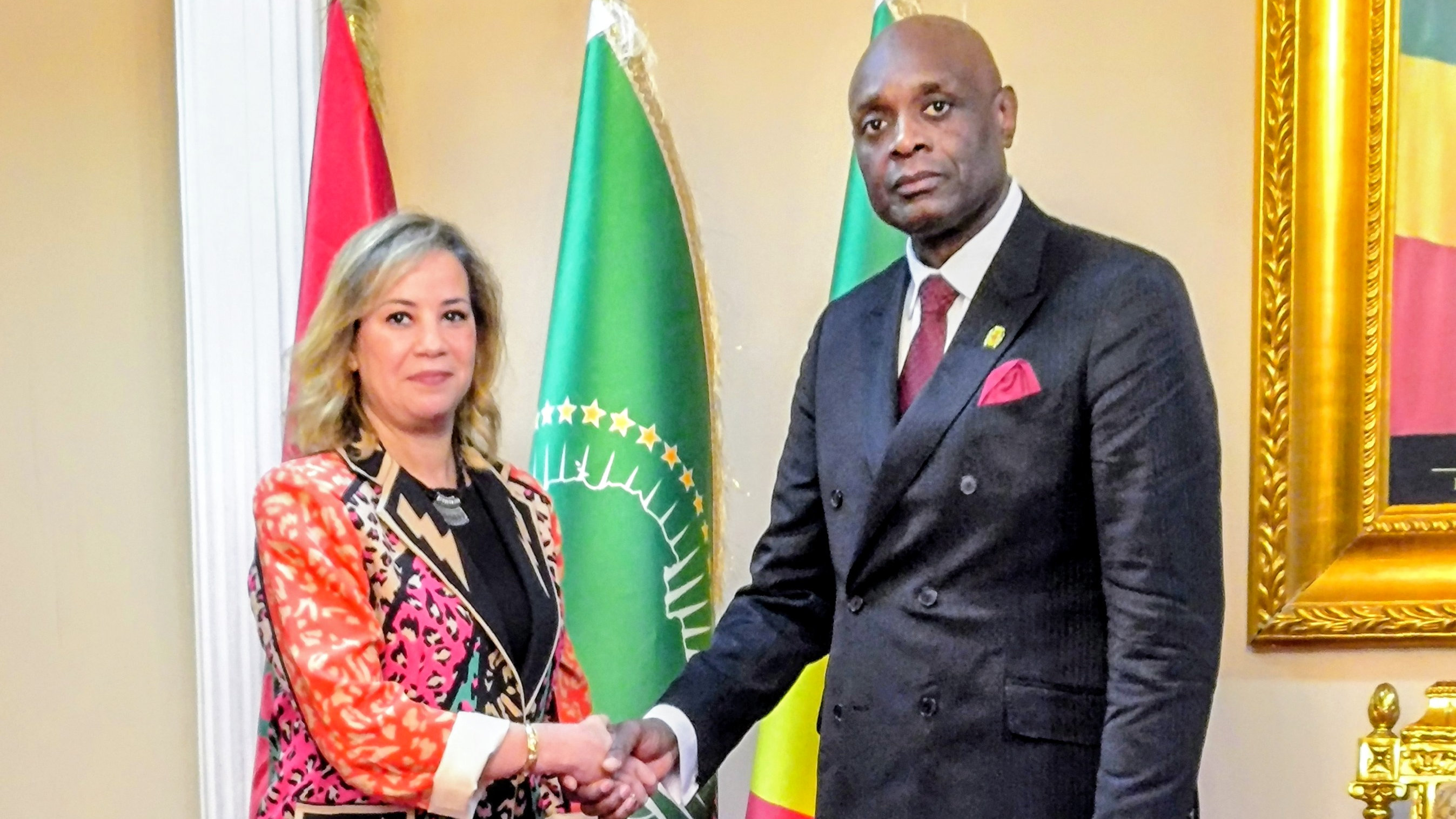 Le Ministre Serge Constant BOUNDA reçoit les copies figurées de la nouvelle Ambassadrice du Maroc