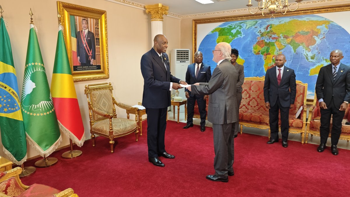 L'Ambassadeur désigné du Brésil remet ses copies figurées au Ministre BOUNDA 