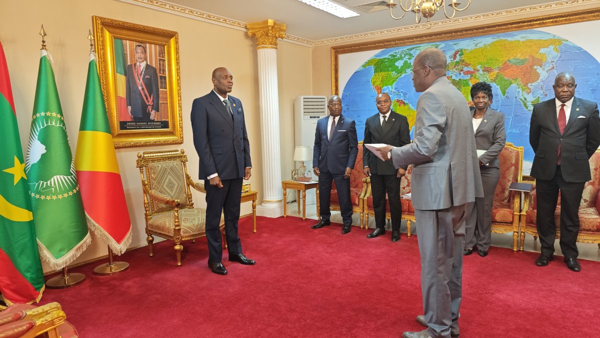S.E.M. Hamzatou Abdoul THIAM remet les copies figurées de ses Lettres de créance au Ministre Constant-Serge BOUNDA 